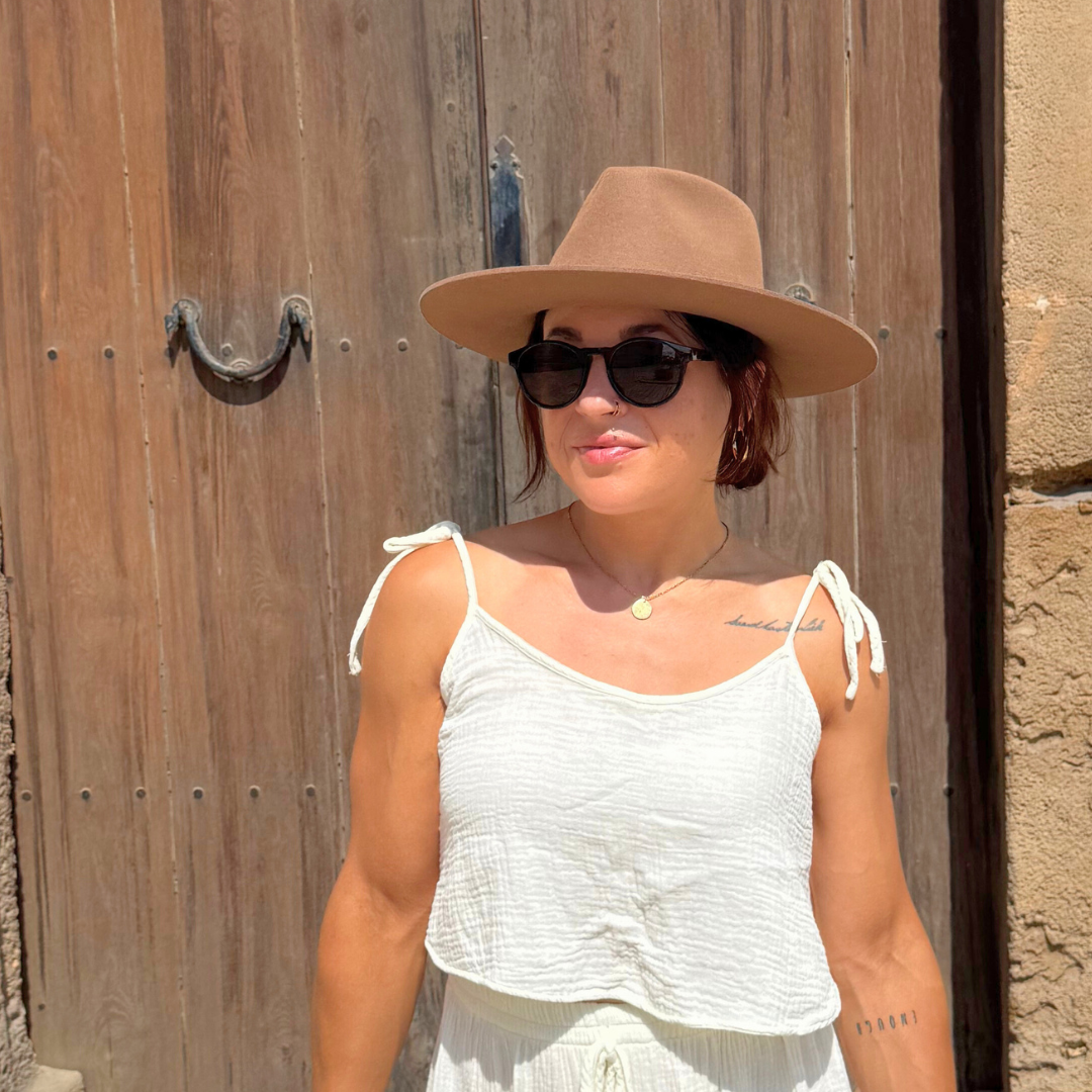 Colima - brauner Fedora Hut für Frauen mit steifer & gerader Krempe - Wollfilz Damenhut in Desert Brown - Nimanita Hats & Accessoires - Hüte für Frauen