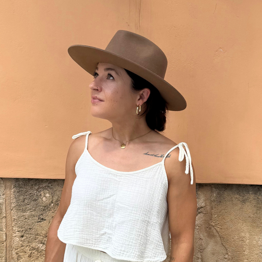 Colima - brauner Fedora Hut für Frauen mit steifer & gerader Krempe - Wollfilz Damenhut in Desert Brown - Nimanita Hats & Accessoires - Hüte für Frauen
