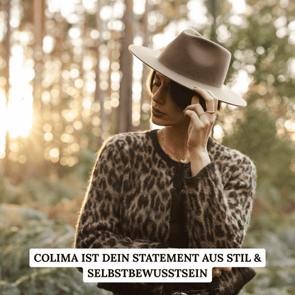 Colima - brauner Fedora Hut für Frauen mit steifer & gerader Krempe - Wollfilz Damenhut in Desert Brown - Nimanita Hats & Accessoires - Hüte für Frauen - - Credit Kleinstadtfotos