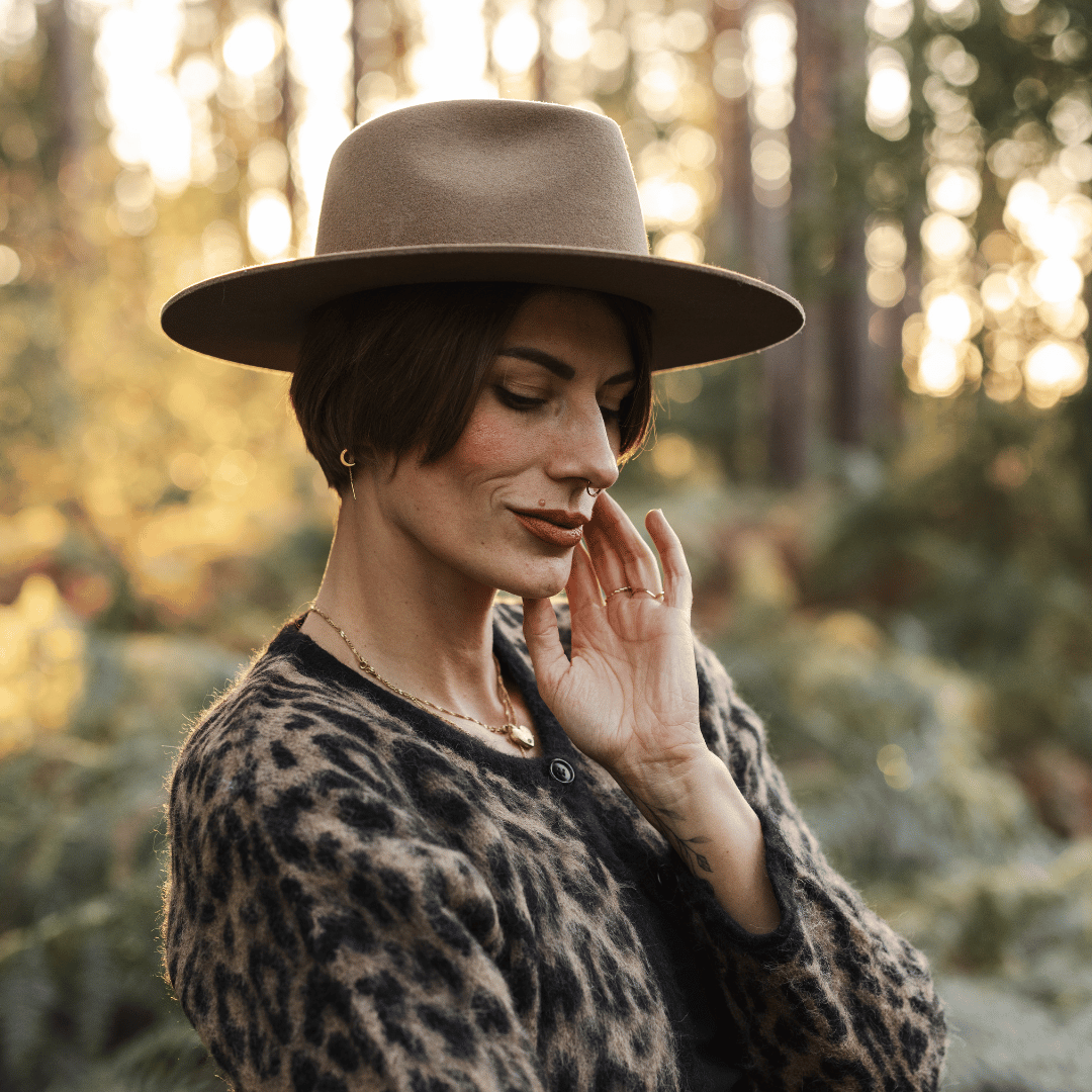Colima - brauner Fedora Hut für Frauen mit steifer & gerader Krempe - Wollfilz Damenhut in Desert Brown - Nimanita Hats & Accessoires - Hüte für Frauen - - Credit Kleinstadtfotos