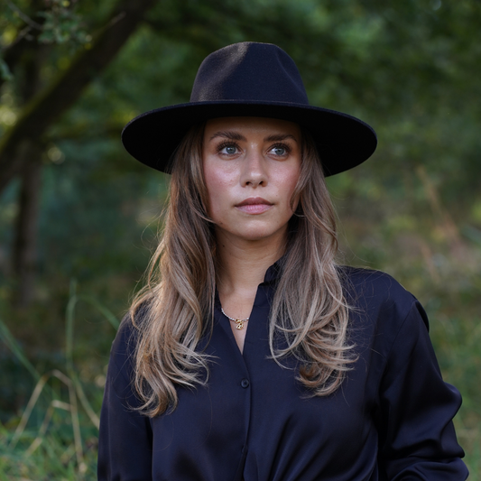 Colima schwarzer Fedora Hut mit breiter steifer Krempe für Frauen - Nimanita Hats & Accessoires - Premium Hüte für Frauen 
