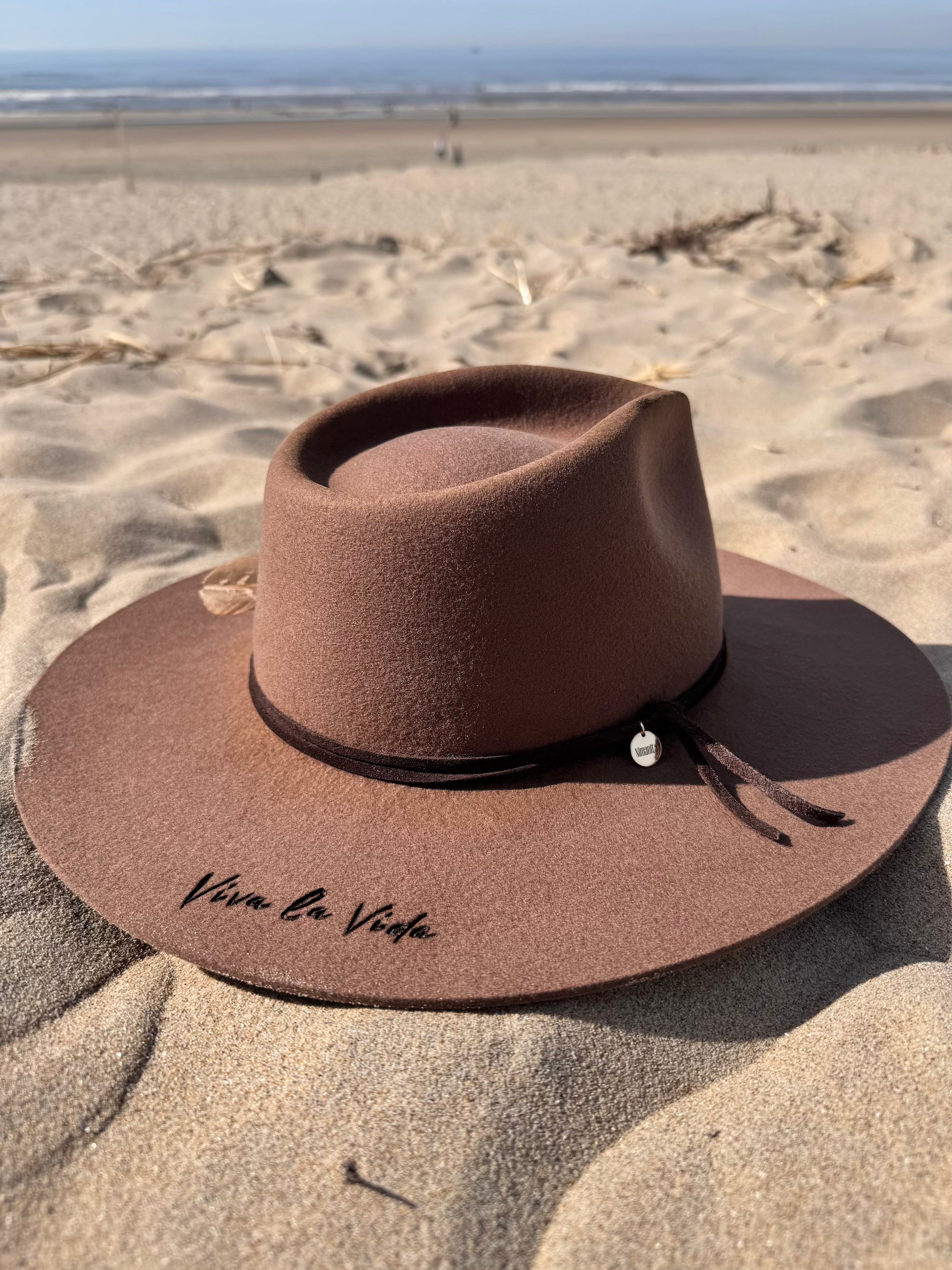 Personalisierter brauner Fedora Hut für Frauen _ Hut mir Pyrographie und Hut Feder - Nimanita Hats & Accessoires - Hüte für Frauen