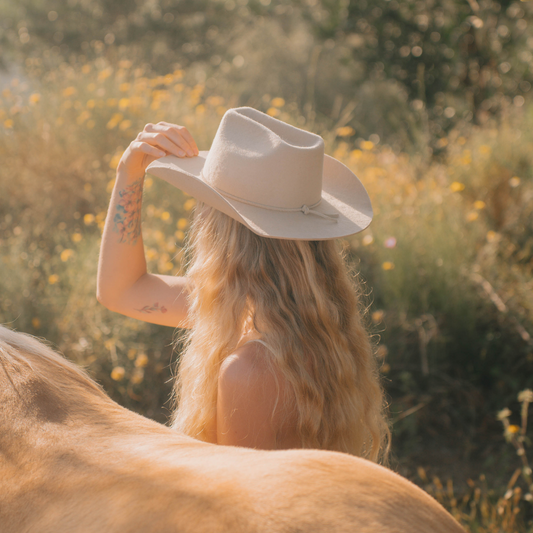 Durango - Werstern Hut für Frauen in Vanille_ Damenhüte - Cattleman Hut für Frauen - Heller Western Hut - Nimanita Hats & Accessoires_ Hut mit Model Carla