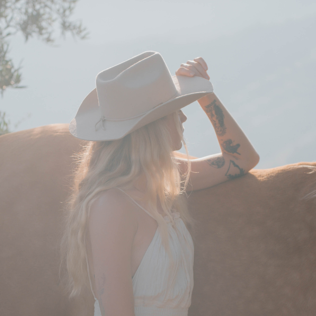 Durango - Werstern Hut für Frauen in Vanille_ Damenhüte - Cattleman Hut für Frauen - Heller Western Hut - Nimanita Hats & Accessoires_ Hut mit Model Carla