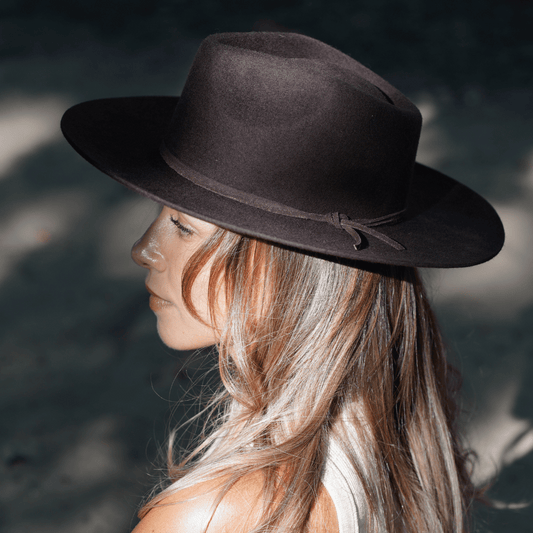 Esmeralda Dunkelbrauner Fedora Hut für Frauen aus premium Wollfilz - Nimanita Hats & Accessoires - Hüte für Frauen 