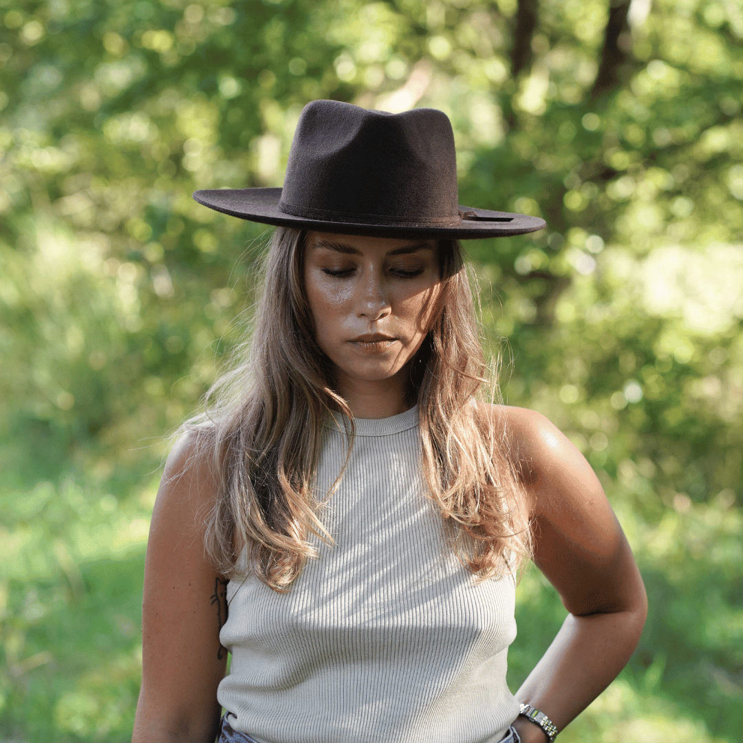 Esmeralda Dunkelbrauner Fedora Hut für Frauen aus premium Wollfilz - Nimanita Hats & Accessoires - Hüte für Frauen