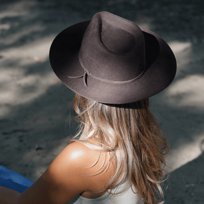 Esmeralda Dunkelbrauner Fedora Hut für Frauen aus premium Wollfilz - Nimanita Hats & Accessoires - Hüte für Frauen 