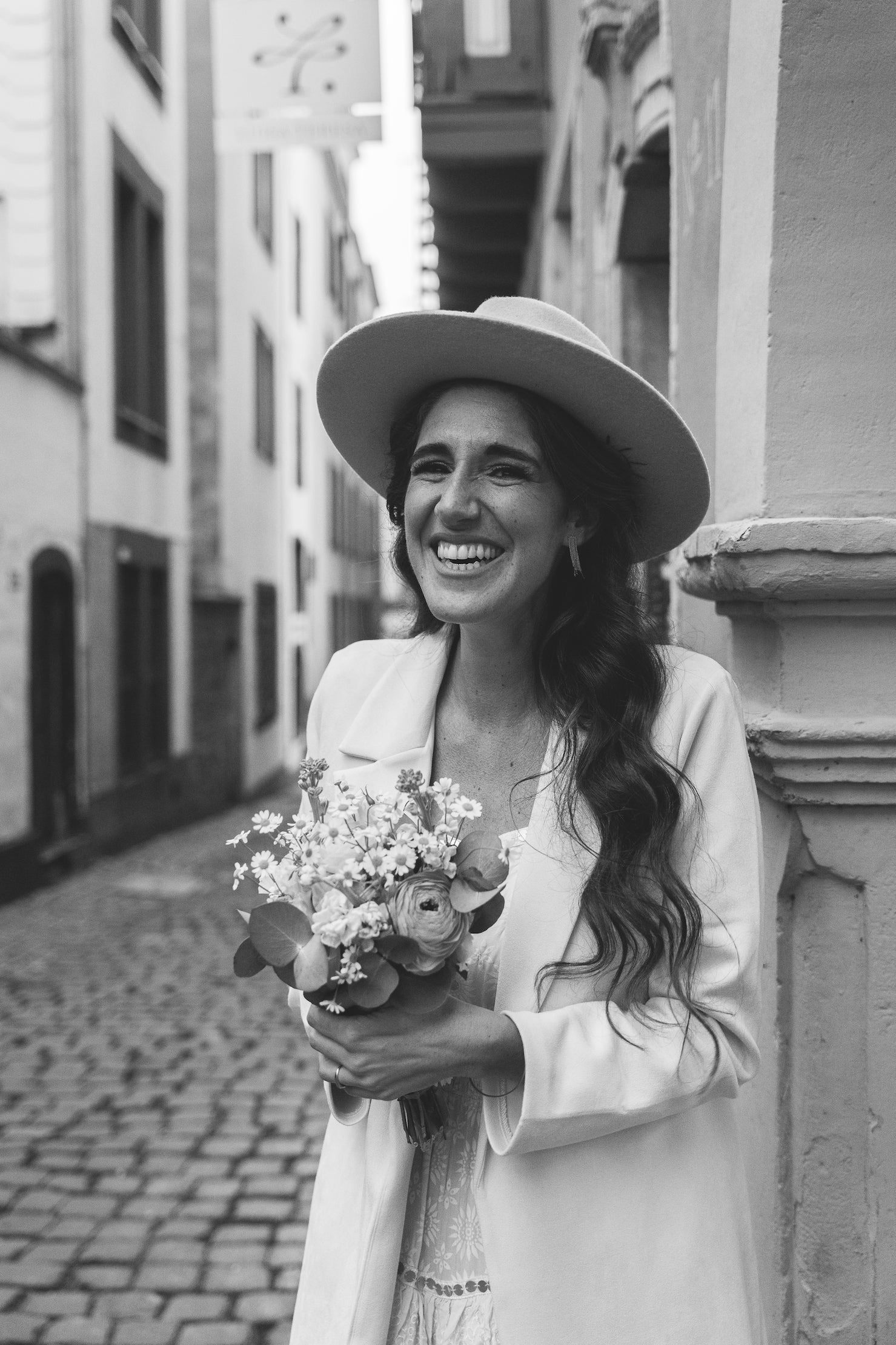 Hochzeit_Braut_Huete_-_Wedding_Hats_-_Hochzeitshuete_-_Brauthut_-_Nimanita_Hats_Accessoires_-_Braut_Leonie_-_Fotocredit_Anika