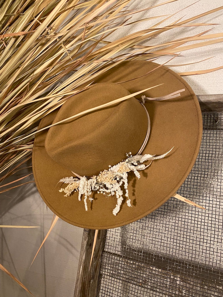 Hochzeit_Braut_Huete_Damenhuete_fuer_die_Braut_Fedora_Hut_mit_Flowercrown_Blumenkranz_-_Nimanita_Hats_Accessoires_-_Huete_fuer_Frauen