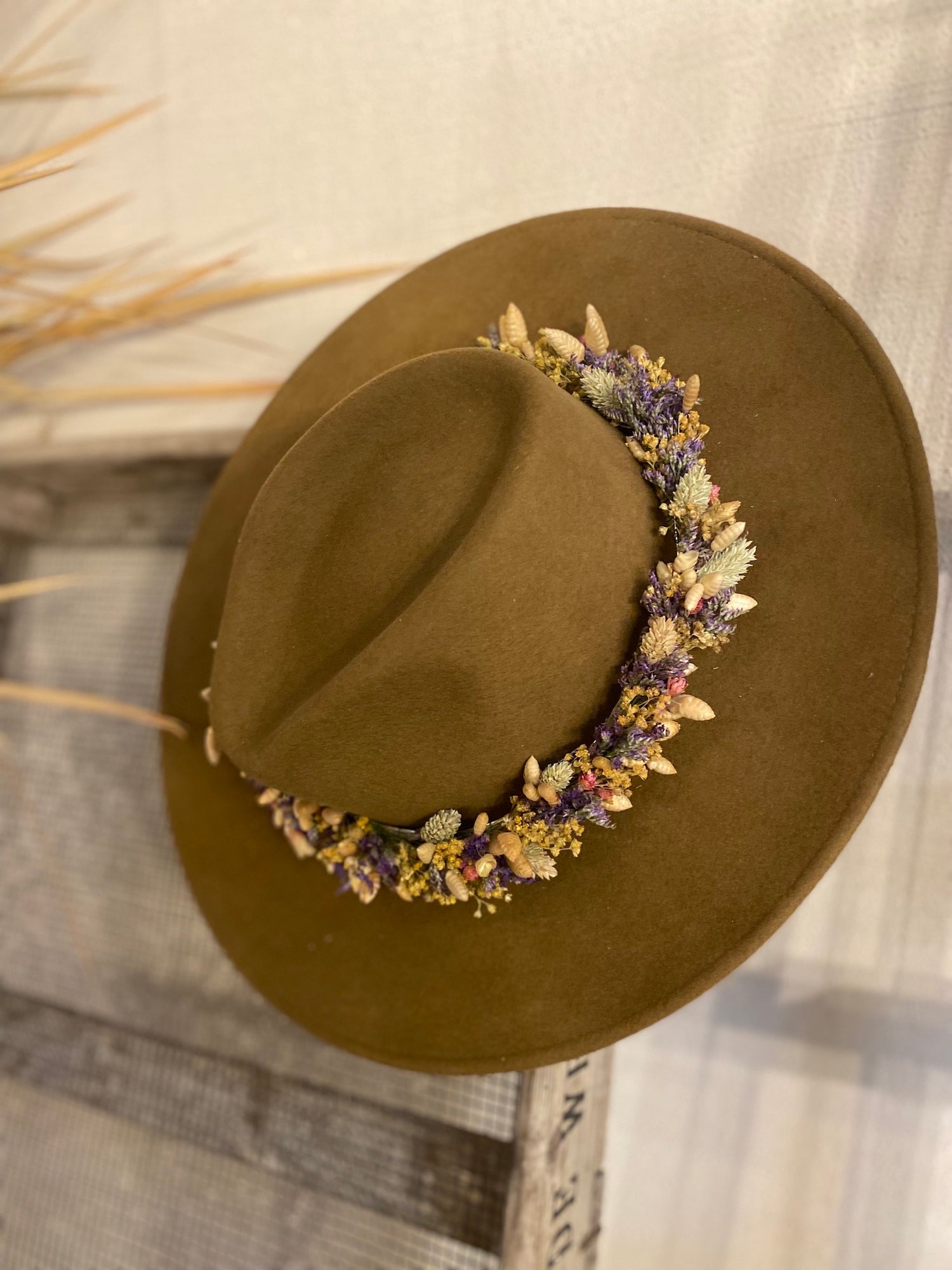 Hochzeit_Braut_Huete_Huete_fuer_die_Braut_Brauner_Fedora_Hut_mit_Blumenkranz_-_Nimanita_Hats_Accessoires_-_Huete_fuer_Frauen