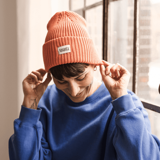 Beanie für Frauen in der Farbe Coral | Mütze für Frauen in Farbe Coral | Modell Nima Beanie Coral | Wintermütze | Winter Beanie | 100% Acryl | made in Europe | Nimanita Hats & Accessoires - Hüte für Frauen 