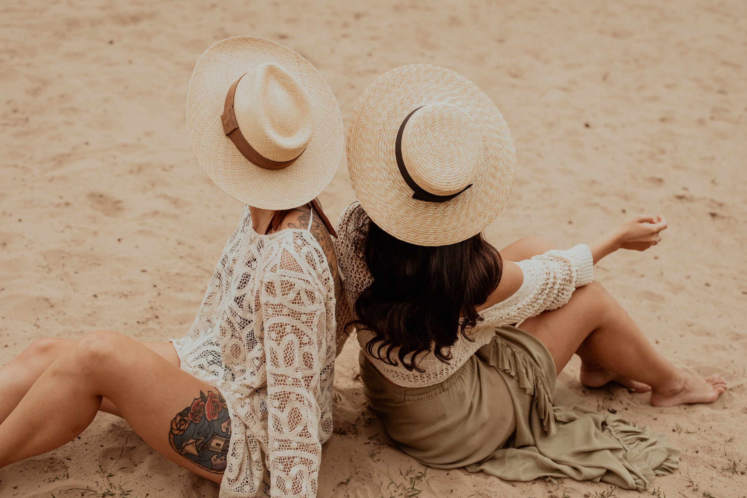 Nimanita Hats & Accessoires - Hüte für Frauen | Strohhüte für Frauen | Damen Strohhut | Damenhüte | zwei Frauen mit Strohhüten | Sommerhüte