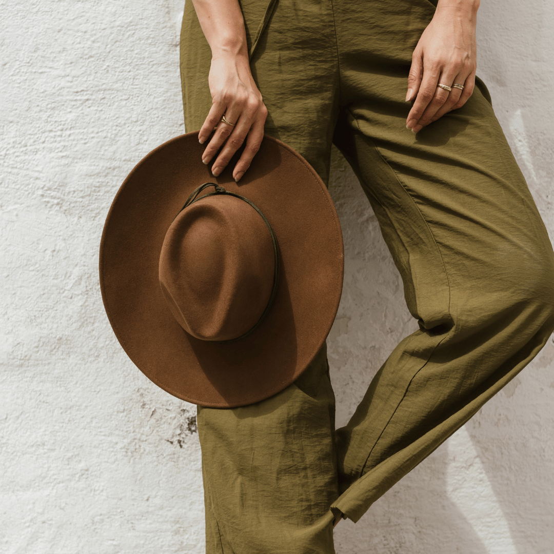 Palenque No.02 | Brauner Fedora - Travel Collection - faltbar & wasserabweisend - breite Krempe_ Hut für Frauen | Nimanita Hats & Accessoires | Hüte für Frauen_ Credit Kleinstadtfotos