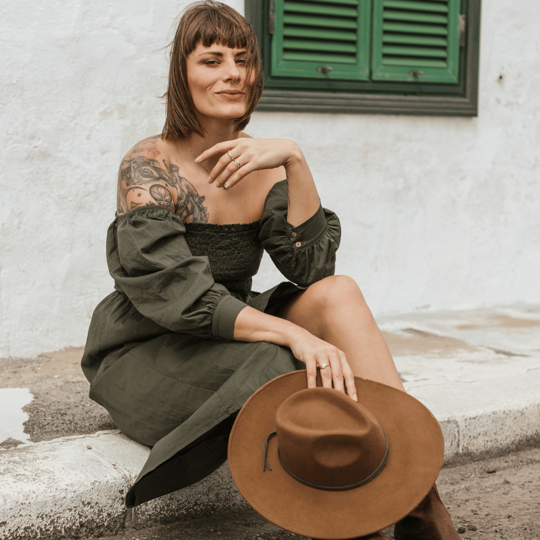 Palenque No.02 | Brauner Fedora - Travel Collection - faltbar & wasserabweisend - breite Krempe_ Hut für Frauen | Nimanita Hats & Accessoires | Hüte für Frauen_ Credit Kleinstadtfotos