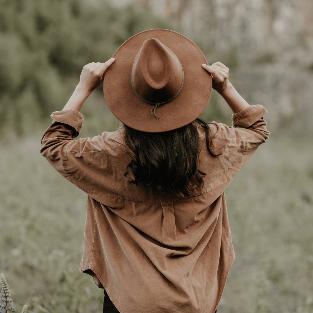 Palenque No.02 | Brauner Fedora - Travel Collection - faltbar & wasserabweisend - breite Krempe_ Hut für Frauen | Nimanita Hats & Accessoires | Hüte für Frauen_ Credit Nora Rahel Photography_ Model von hinten