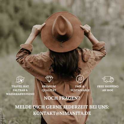 Palenque No.02 | Brauner Fedora - Travel Collection - faltbar & wasserabweisend - breite Krempe_ Hut für Frauen | Nimanita Hats & Accessoires | Hüte für Frauen_ Credit Nora Rahel Photography_ Model von hinten