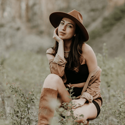Palenque No.02 | Brauner Fedora - Travel Collection - faltbar & wasserabweisend - breite Krempe_ Hut für Frauen | Nimanita Hats & Accessoires | Hüte für Frauen_ Credit Nora Rahel Photography