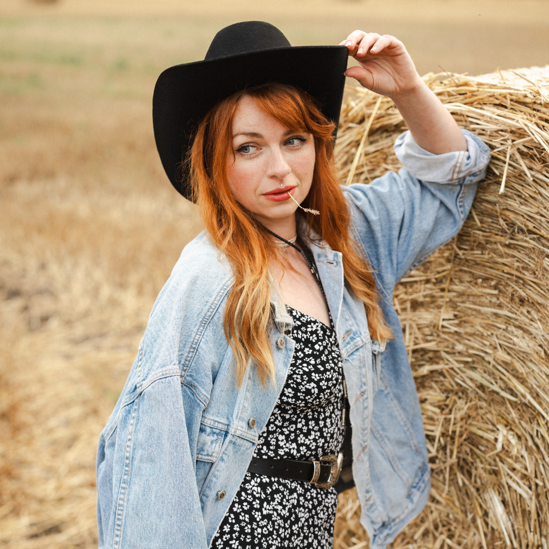Rodeo - schwarzer Western Hut für Frauen - premium Woolfilz Cattleman Hut für Frauen - Nimanita Hats & Accessoires - Hüte für Frauen_ Model Janine _Credit Kleinstadtfotos 