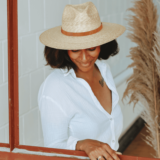 Fedora Strohhut für Frauen | Damen Strohhut  mit braunem Wildleder Hutband | Model Rosalía mit Model | Nimanita Hats & Accessoires - Hüte für Frauen