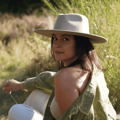 Sinaloa | Fedora Hut für Frauen in der Farbe Safari - Fedora Damenhut mit breiter und steifer Krempe - Nimanita Hats &Accessoires - Hats for strong women - Hüte für Frauen - heller Fedora Hut - 
