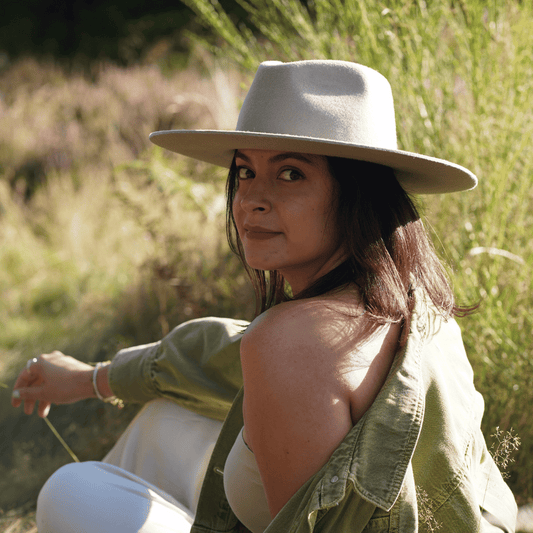 Sinaloa | Fedora Hut für Frauen in der Farbe Safari - Fedora Damenhut mit breiter und steifer Krempe - Nimanita Hats &Accessoires - Hats for strong women - Hüte für Frauen - heller Fedora Hut - 