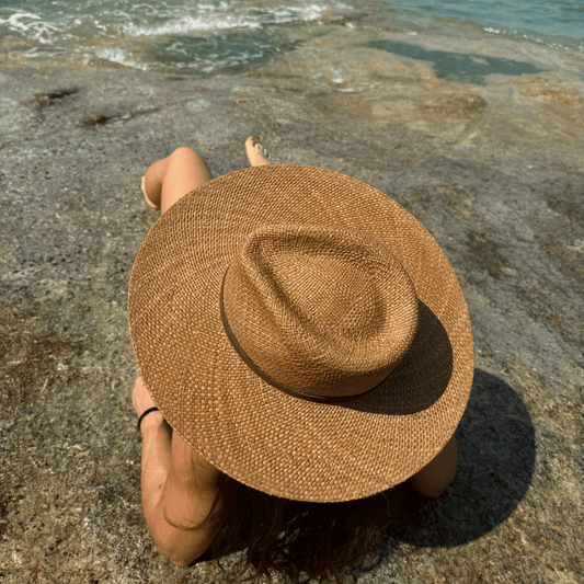 Sonora Habano - Fedora Strohhut in der Farbe Habano für Frauen aus 100% Iraca Palme mit braunem Wildleder Hutband | Damenhut | Strohhut | Sommerhut | Modell Sonora | Nimanita Hats & Accessoires - Hüte für Frauen