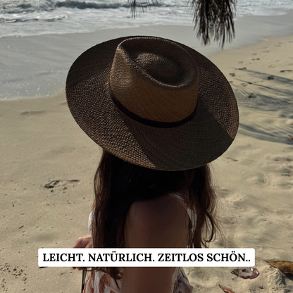 Sonora Habano - Fedora Strohhut in der Farbe Habano für Frauen aus 100% Iraca Palme mit braunem Wildleder Hutband | Damenhut | Strohhut | Sommerhut | Modell Sonora | Nimanita Hats & Accessoires - Hüte für Frauen