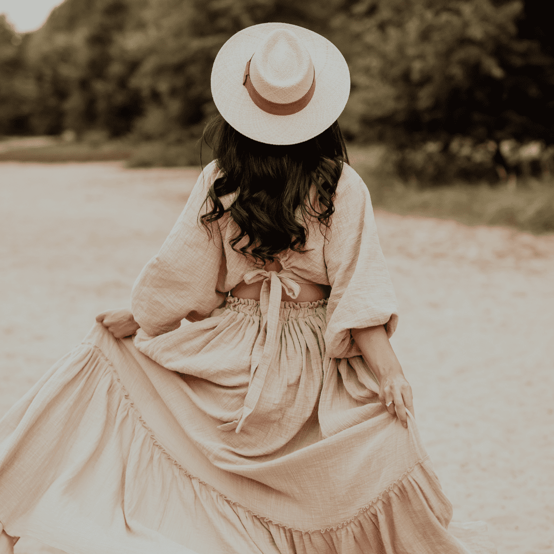 Fedora Strohhut für Frauen aus 100% Iraca Palme mit braunem Wildleder Hutband | Hut mit Model | Damenhut | Strohhut | Sommerhut | Modell Sonora | Nimanita Hats & Accessoires - Hüte für Frauen