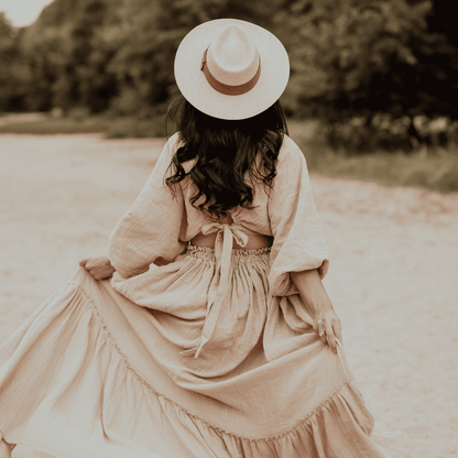 Fedora Strohhut für Frauen aus 100% Iraca Palme mit braunem Wildleder Hutband | Hut mit Model | Damenhut | Strohhut | Sommerhut | Modell Sonora | Nimanita Hats & Accessoires - Hüte für Frauen