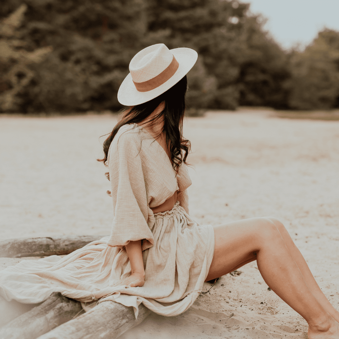 Fedora Strohhut für Frauen aus 100% Iraca Palme mit braunem Wildleder Hutband | Hut mit Model | Damenhut | Strohhut | Sommerhut | Modell Sonora | Nimanita Hats & Accessoires - Hüte für Frauen