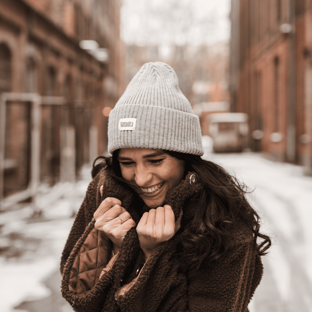 Winter_Musthaves___Damen_Winter_Huete__Huete_fuer_Frauen__Nima_Beanie_Beige_Muetzen_fuer_Frauen__Nimanita_Hats_Accessoires__Credit_Kleinstadtfotos