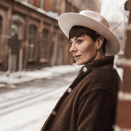 Winter_Musthaves___Damen_Winter_Huete__Huete_fuer_Frauen__creme_Fedora_Damenhut_Sayulita__Nimanita_Hats_Accessoires__Credit_Kleinstadtfotos